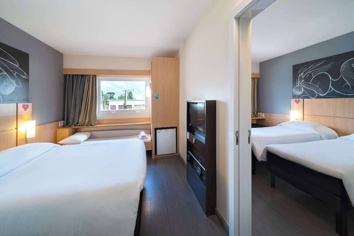 Minibar, escritorio, cortinas blackout y wifi gratis