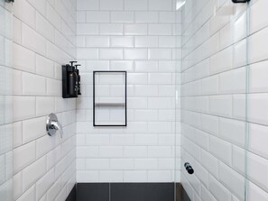 Minibar, escritorio, cortinas opacas y wifi gratis