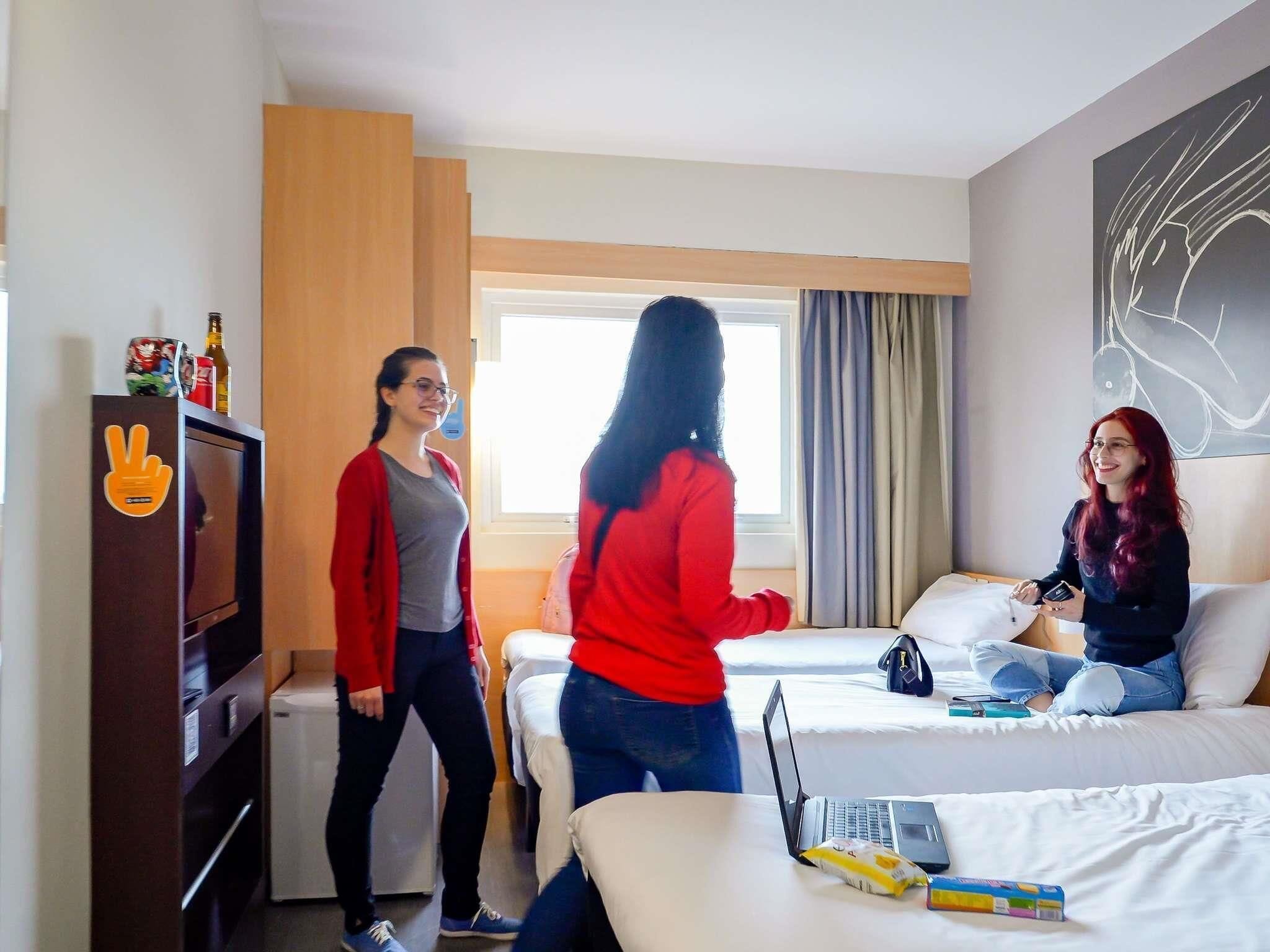 Habitación estándar, 3 camas individuales | Minibar, escritorio, cortinas opacas y wifi gratis