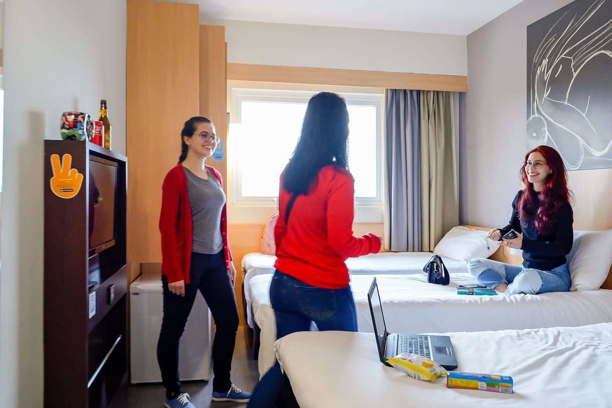 Standardrum - 3 enkelsängar | Minibar, skrivbord, mörkläggningsgardiner och gratis wi-fi