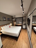 Quarto superior, 1 cama de casal | Frigobar, escrivaninha, cortinas blackout, Wi-Fi de cortesia