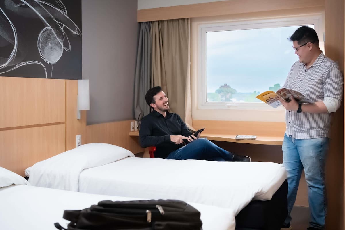 Habitación estándar con 2 camas individuales, 2 camas individuales | Minibar, escritorio, cortinas opacas y wifi gratis