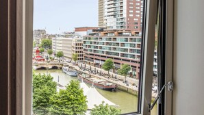 A view of a river with boats, surrounded by modern buildings and a bridge. - Ibis Rotterdam City Centre (Rotterdam)
