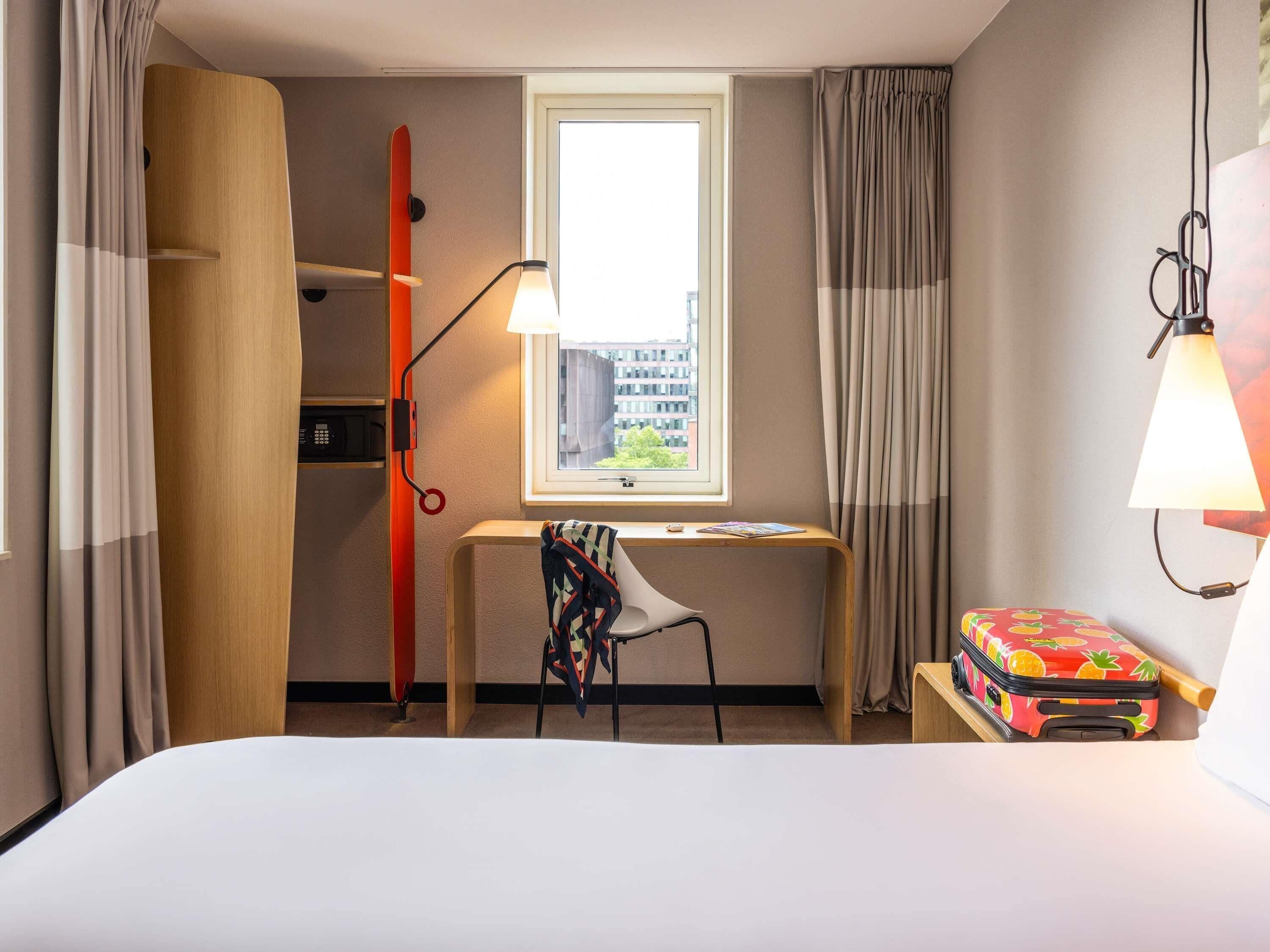 Dreibettzimmer, 3 Einzelbetten | Zimmersafe, Schreibtisch, laptopgeeigneter Arbeitsplatz