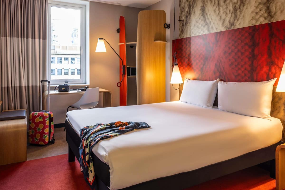 Double Room, 1 Double Bed | In-room safe, desk, laptop workspace, blackout drapes