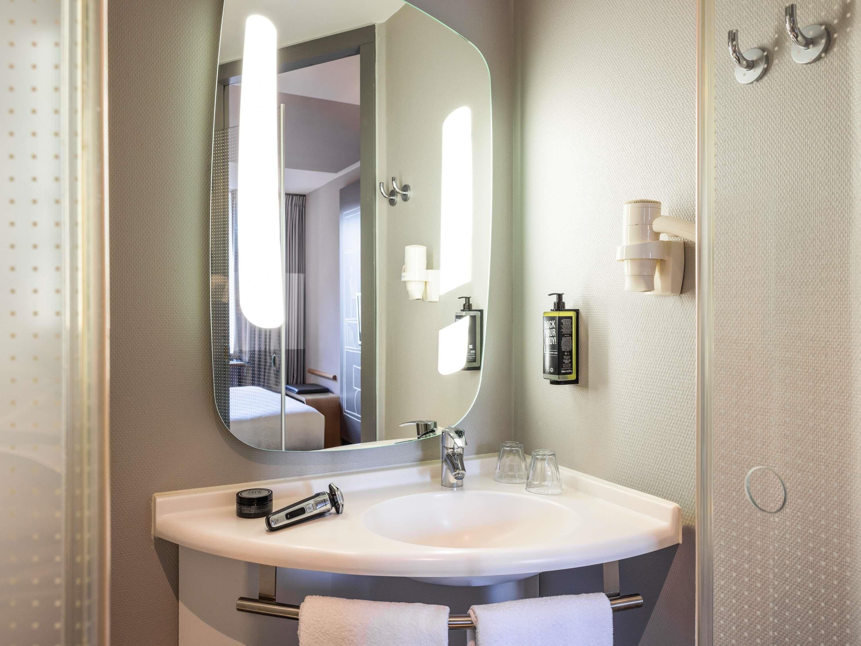 Zimmersafe, Schreibtisch, laptopgeeigneter Arbeitsplatz