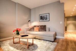 A modern living room with a sofa, a coffee table, and a framed picture on the wall. - CasaSur Bellini (Buenos Aires)