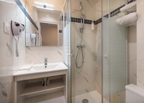 Dusj, hårføner og håndklær