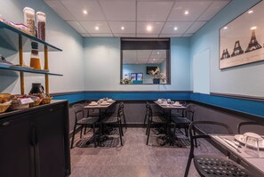 Daily continental breakfast (EUR 10 per person)