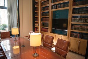 Business centre - Crystal Quarters Furnished Apartments At The Gramercy (Arlington)