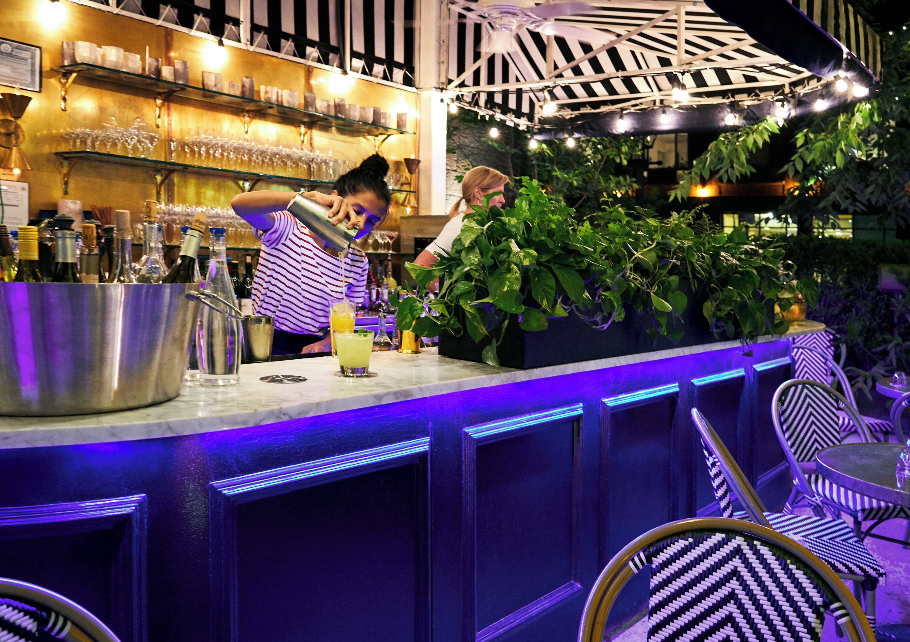 cocktail bar, al fresco dining, open daily