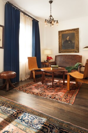 套房 (The High Line) | 起居区 | 46-英寸纯平电视 （配备有线频道）、电视