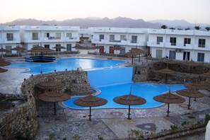 Piscine extérieure, chaises longues