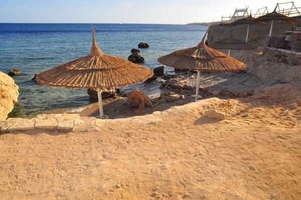 Privatstrand in der Nähe, Liegestühle, Sonnenschirme, Strandtücher