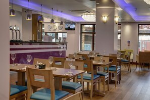 Café da manhã, almoço e jantar; culinária indiana 