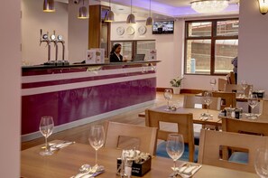 Serveert ontbijt, lunch, diner, Indische gerechten 