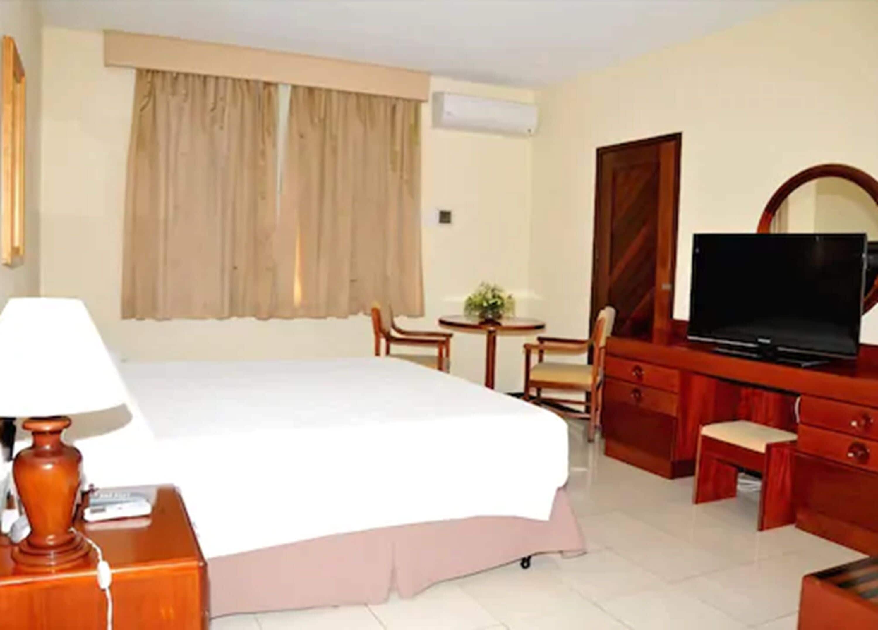standard double room, 1 double bed | 1 bedroom, minibar, desk, blackout curtains