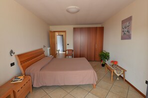 In-room safe, desk, blackout curtains, iron/ironing board - Residence Miramare (Pozzuoli)