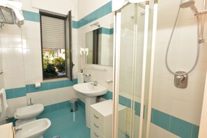Apartemen Panorama | Kamar mandi | Shower, pengering rambut, handuk, dan sampo