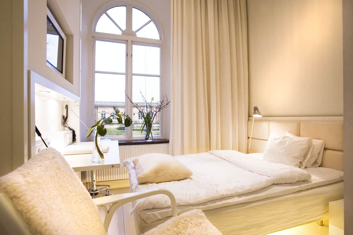 Standard Room, 1 Queen Bed | Premium bedding, minibar, individually decorated, desk