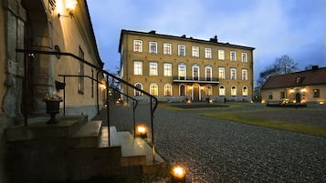 Fachada da propriedade à noite