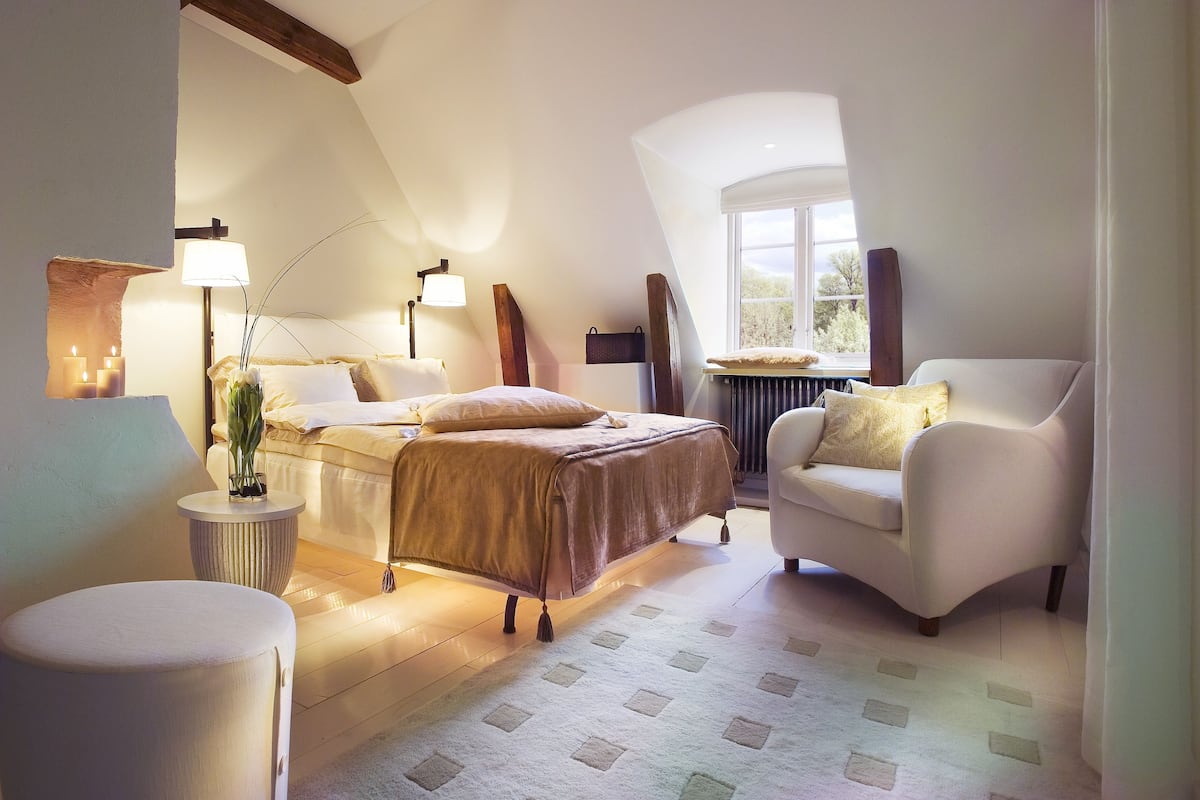 Standard Room, 1 Queen Bed | Premium bedding, minibar, individually decorated, desk