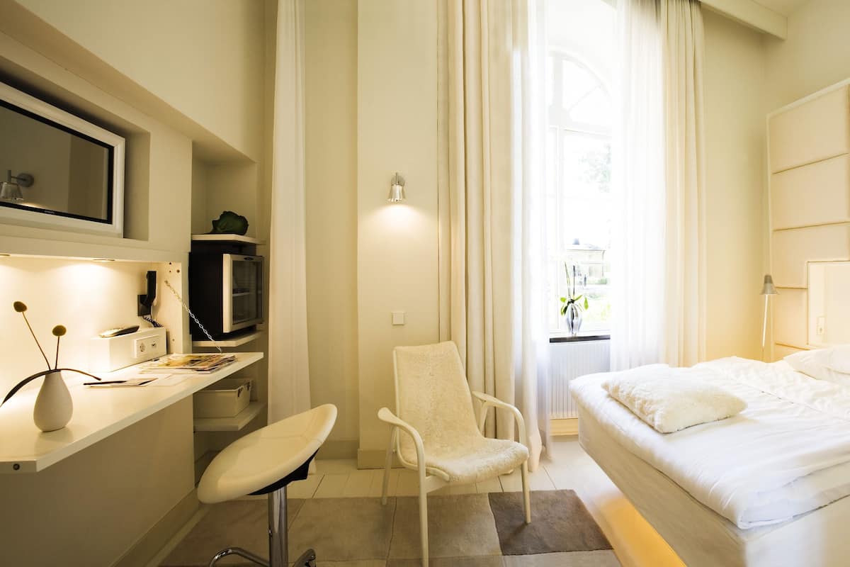 Standard Room, 1 Queen Bed | Premium bedding, minibar, individually decorated, desk