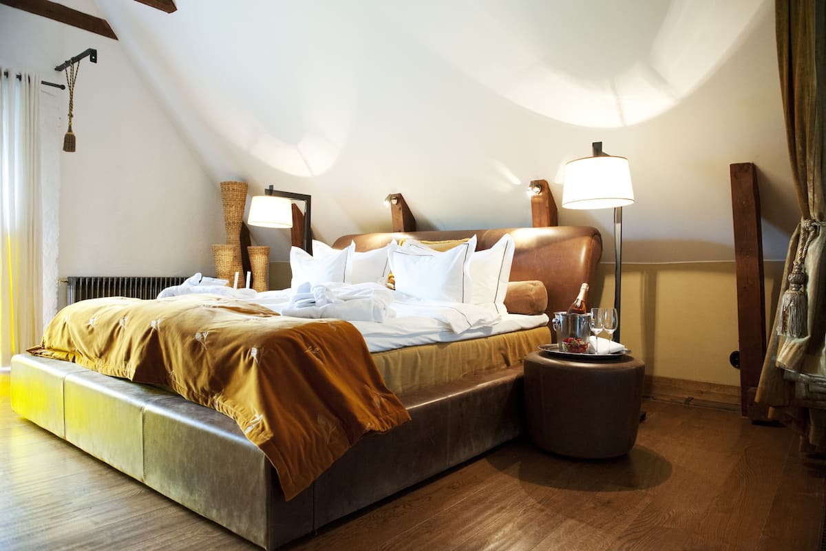 Junior Suite | Premium bedding, minibar, individually decorated, desk