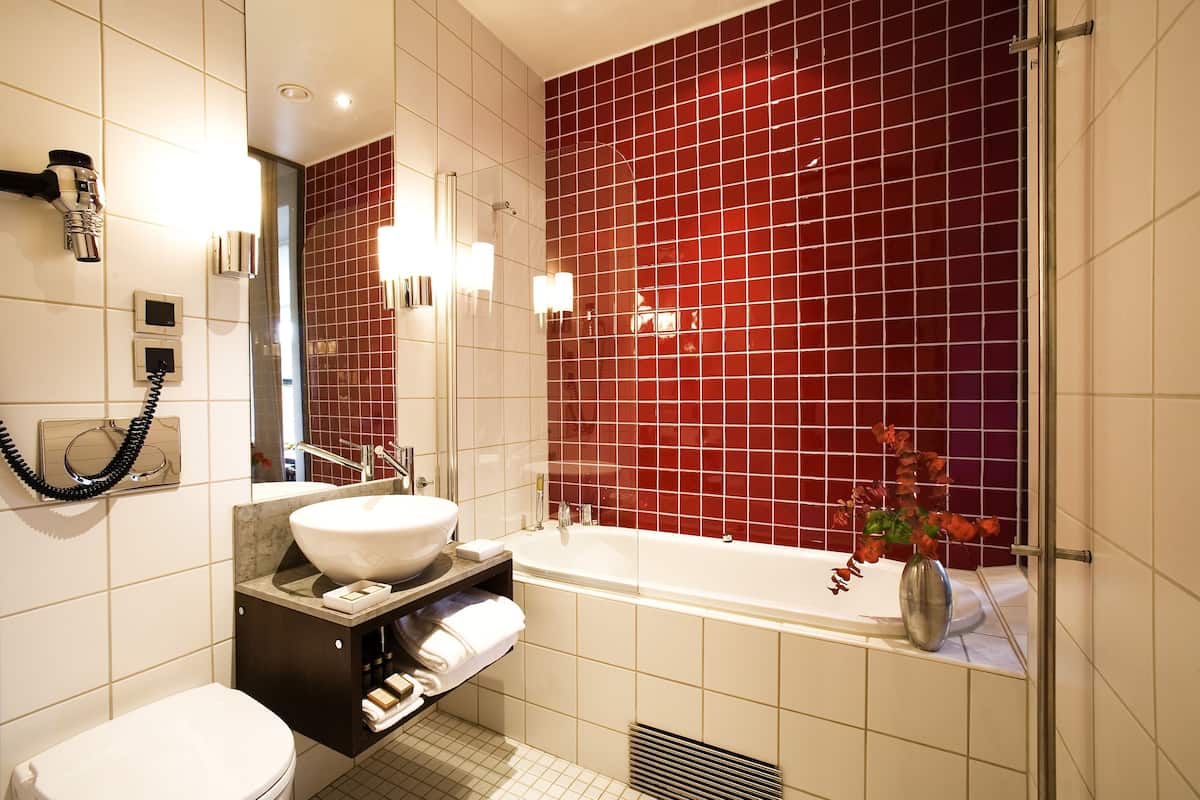 Superior Twin Room | Bathroom | Free toiletries, hair dryer, towels, shampoo