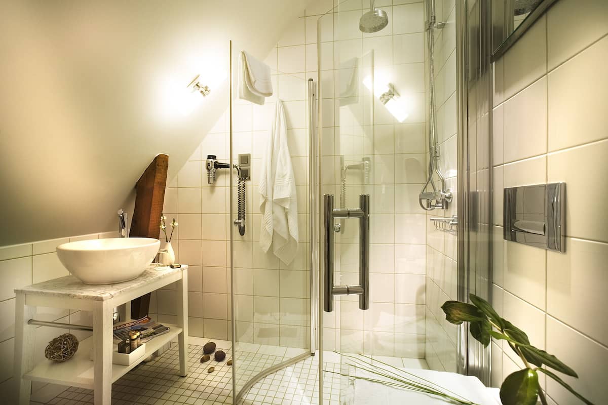 Standard Room, 1 Queen Bed | Bathroom | Free toiletries, hair dryer, towels, shampoo