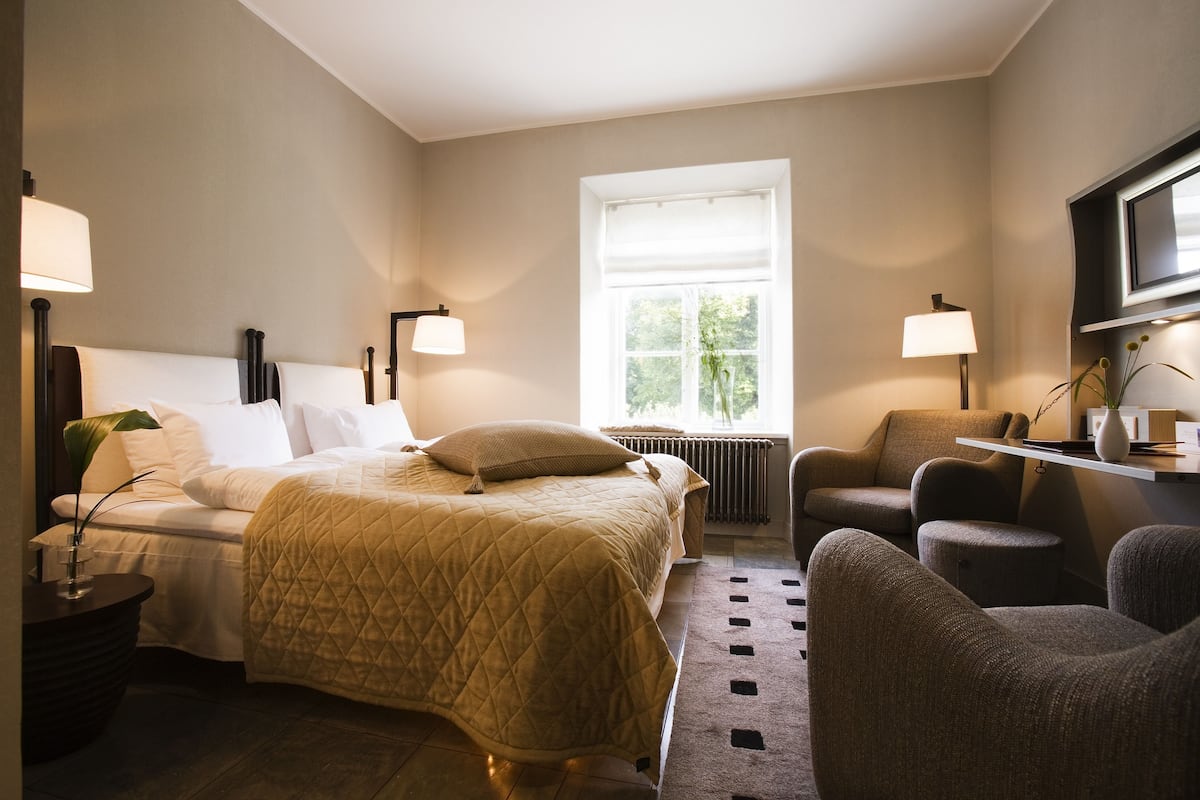 Premium bedding, minibar, individually decorated, desk