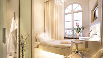 Standard Single Room | Living area | 40-inch flat-screen TV with digital channels, TV, streaming services