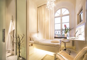 Habitación individual estándar | Zona de estar | Televisión de pantalla plana de 40 pulgadas con canales digitales