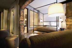 Superior dubbelrum | Sängtillbehör av högsta kvalitet, minibar och individuell inredning