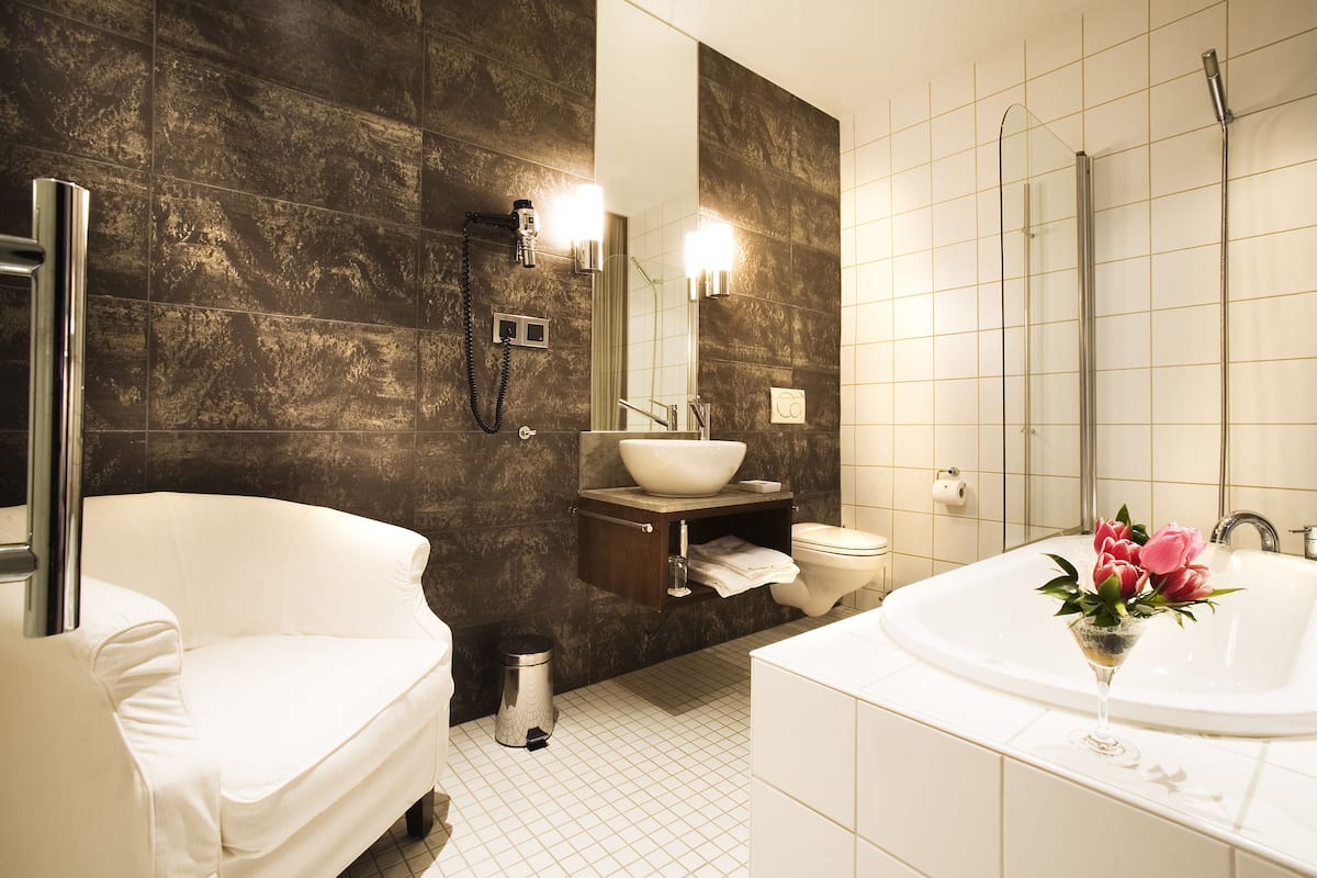 superior double room | bathroom | free toiletries, hair dryer, towels, shampoo