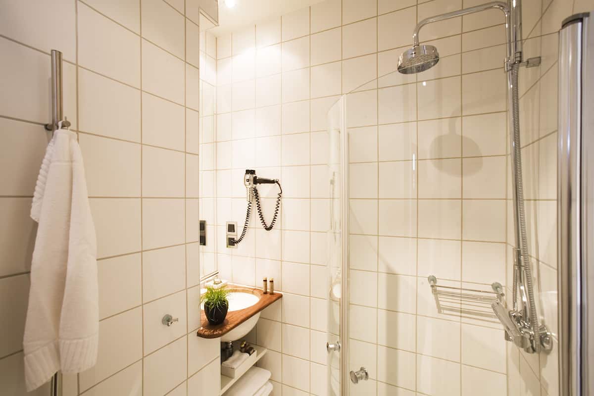 Standard Twin Room | Bathroom | Free toiletries, hair dryer, towels, shampoo
