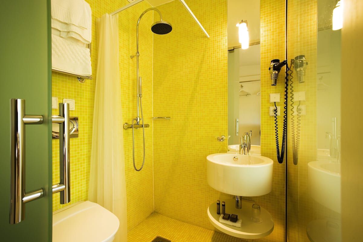 Standard Single Room | Bathroom | Free toiletries, hair dryer, towels, shampoo
