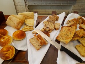 Free daily self-serve breakfast - Hotel Terranostra (Valparaiso)