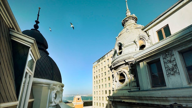 A view of a building with ornate architectural details, including a dome and a statue. - Hotel Terranostra (Valparaiso)
