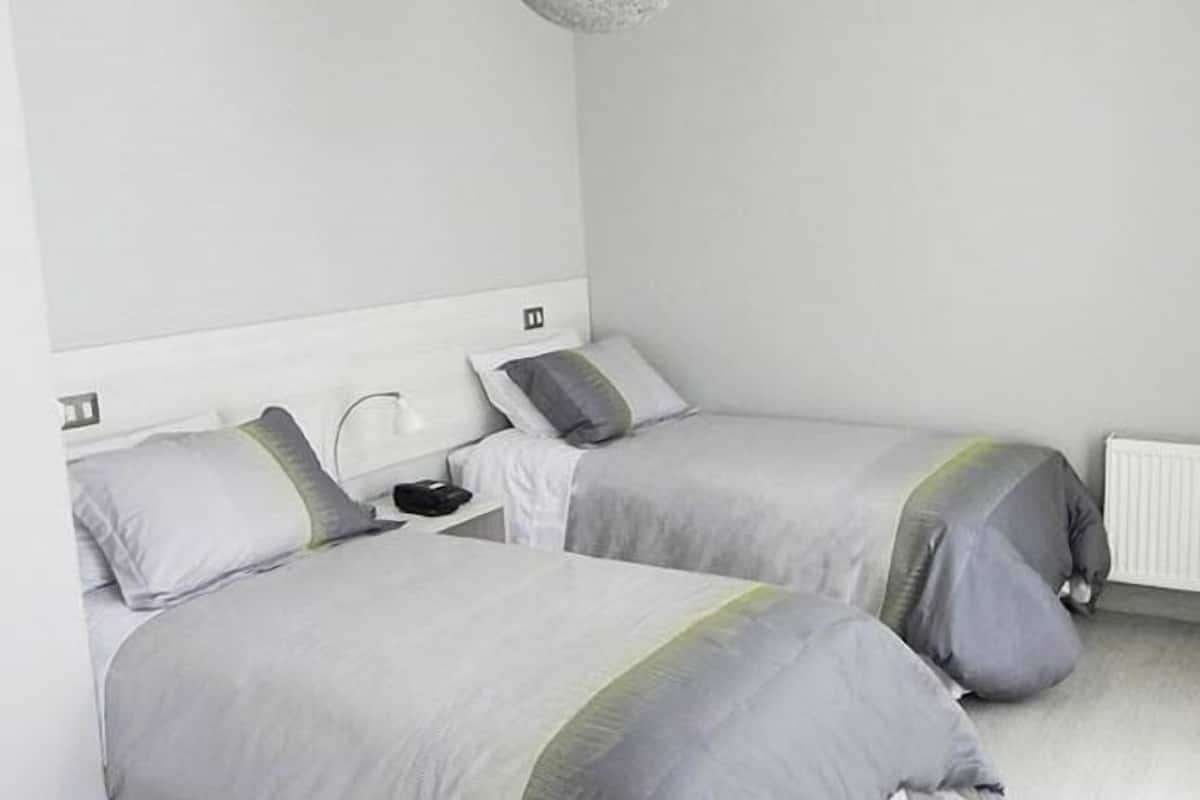 Suite Twin | Minibar, in-room safe, desk, blackout curtains