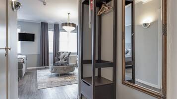 1 sovrum, individuell inredning, skrivbord och strykjÀrn/strykbrÀda