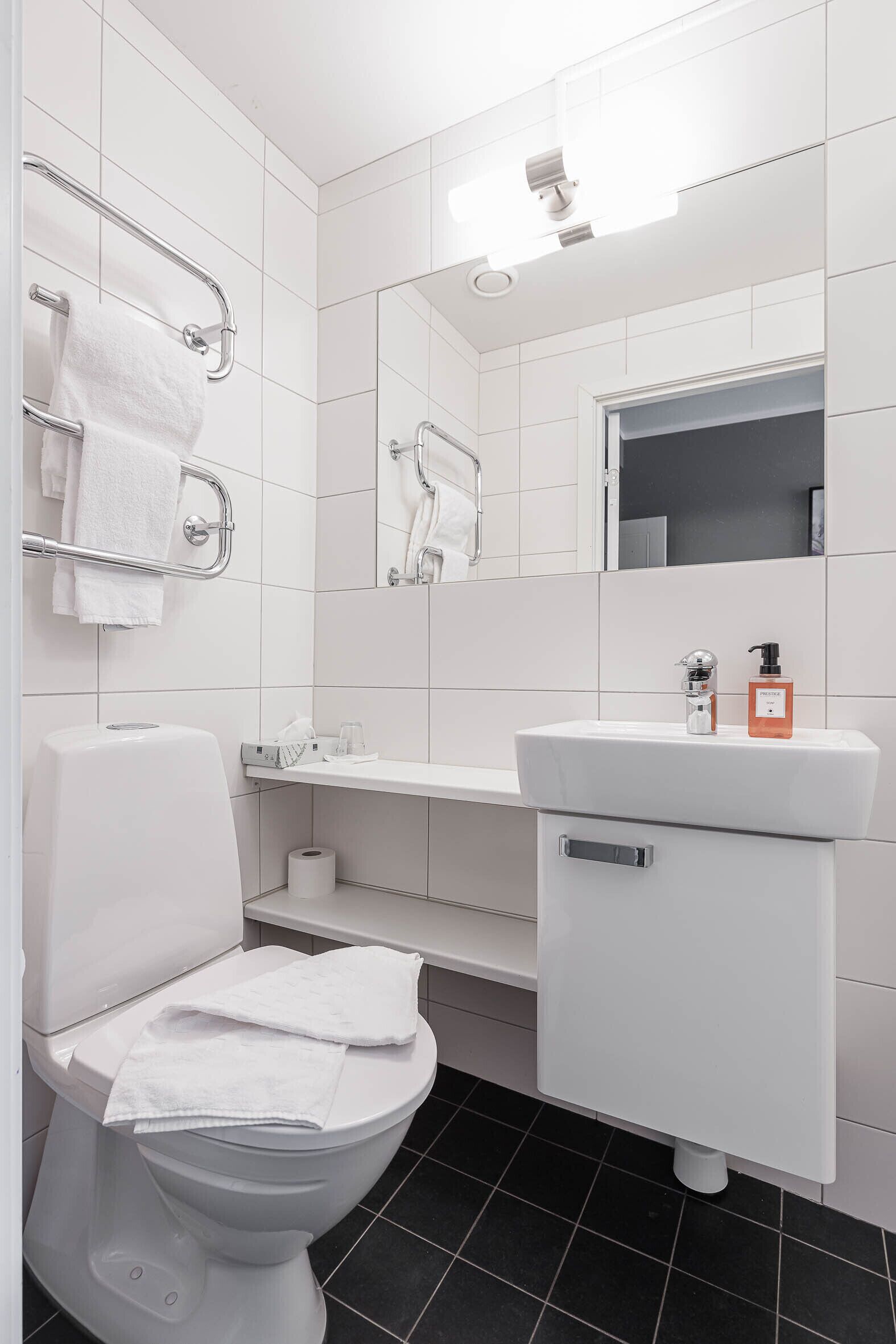 comfort room, 1 queen bed | bathroom | shower, hair dryer, towels