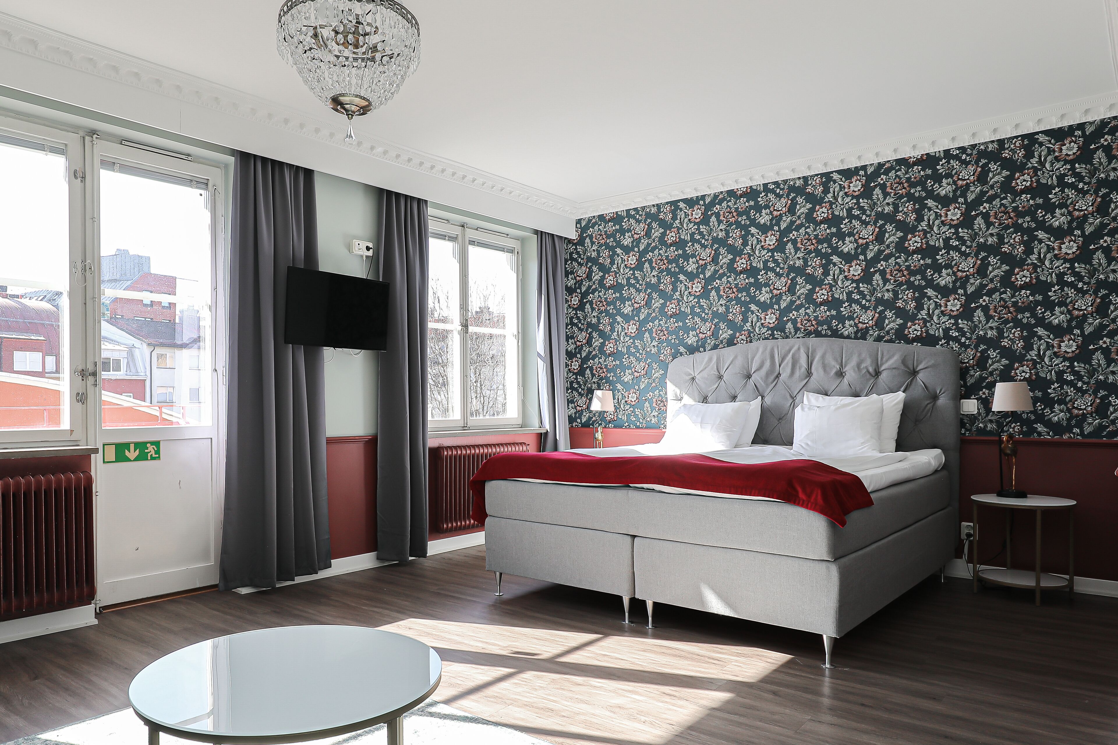 Decoración individual, escritorio, tabla de planchar con plancha