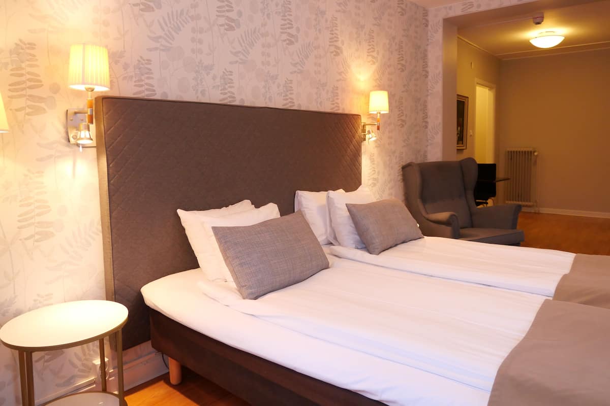 Economy Double Room, 2 Twin Beds | 1 bedroom, individually decorated, desk, iron/ironing board