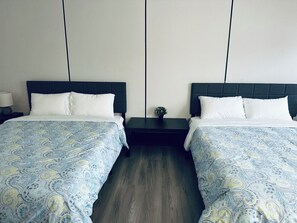 Rom – deluxe, 2 queensize-senger | Skrivebord, skrivebord for bærbar PC og sengetøy