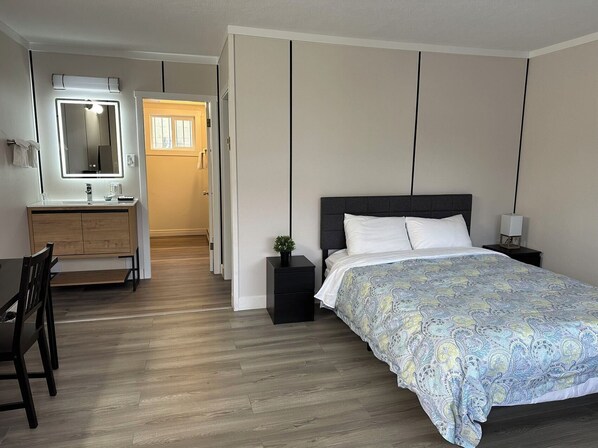 Bureau, espace de travail pour ordinateur portable, draps fournis