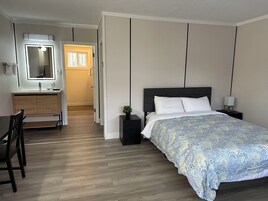 Escritorio, espacio para trabajar con laptop y ropa de cama 