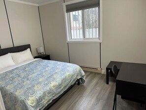 Schreibtisch, laptopgeeigneter Arbeitsplatz, Bettwäsche
