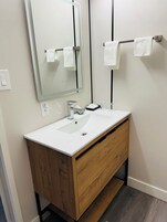 Escritorio, espacio para trabajar con laptop y ropa de cama 