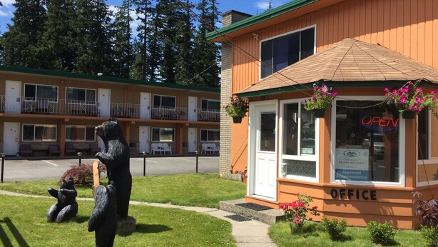 A motel with a green roof, a front office, and a parking lot. - Hope City Centre Motel (Hope)
